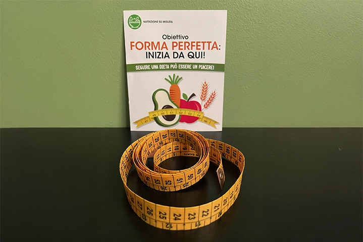 Metro da sarta e libro su alimentazione per consulenza con biologo nutrizionista