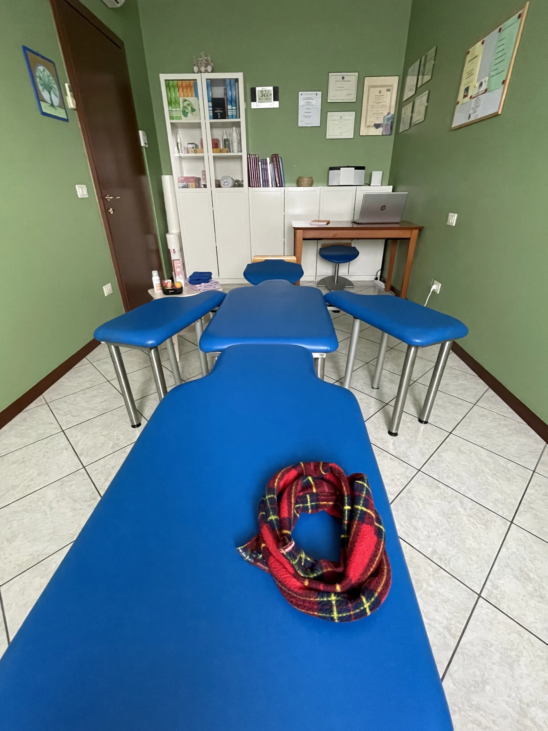 Studio di fisioterapia Riva Fisioterapista con lettino, strumenti e certificazioni professionali